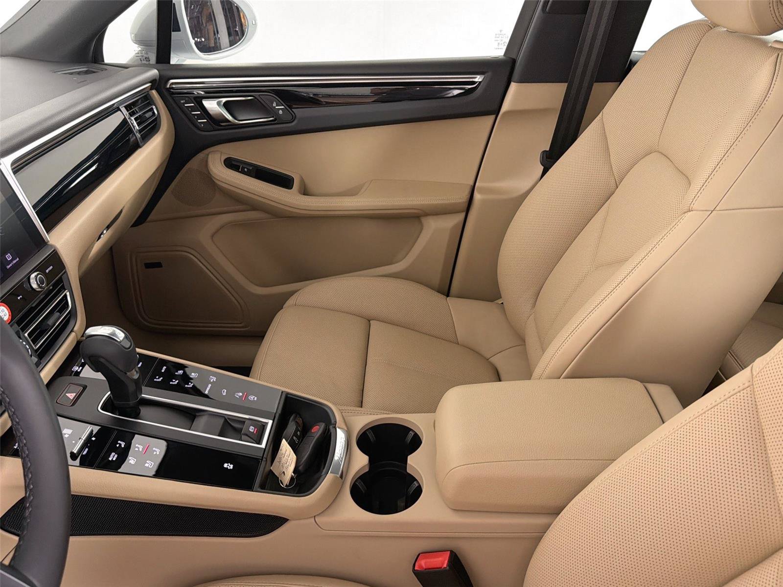Certified 2026 Porsche Macan Turbo AWD/4WD image 30