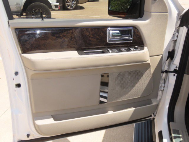 Used 2016 Lincoln Navigator Select RWD image 25