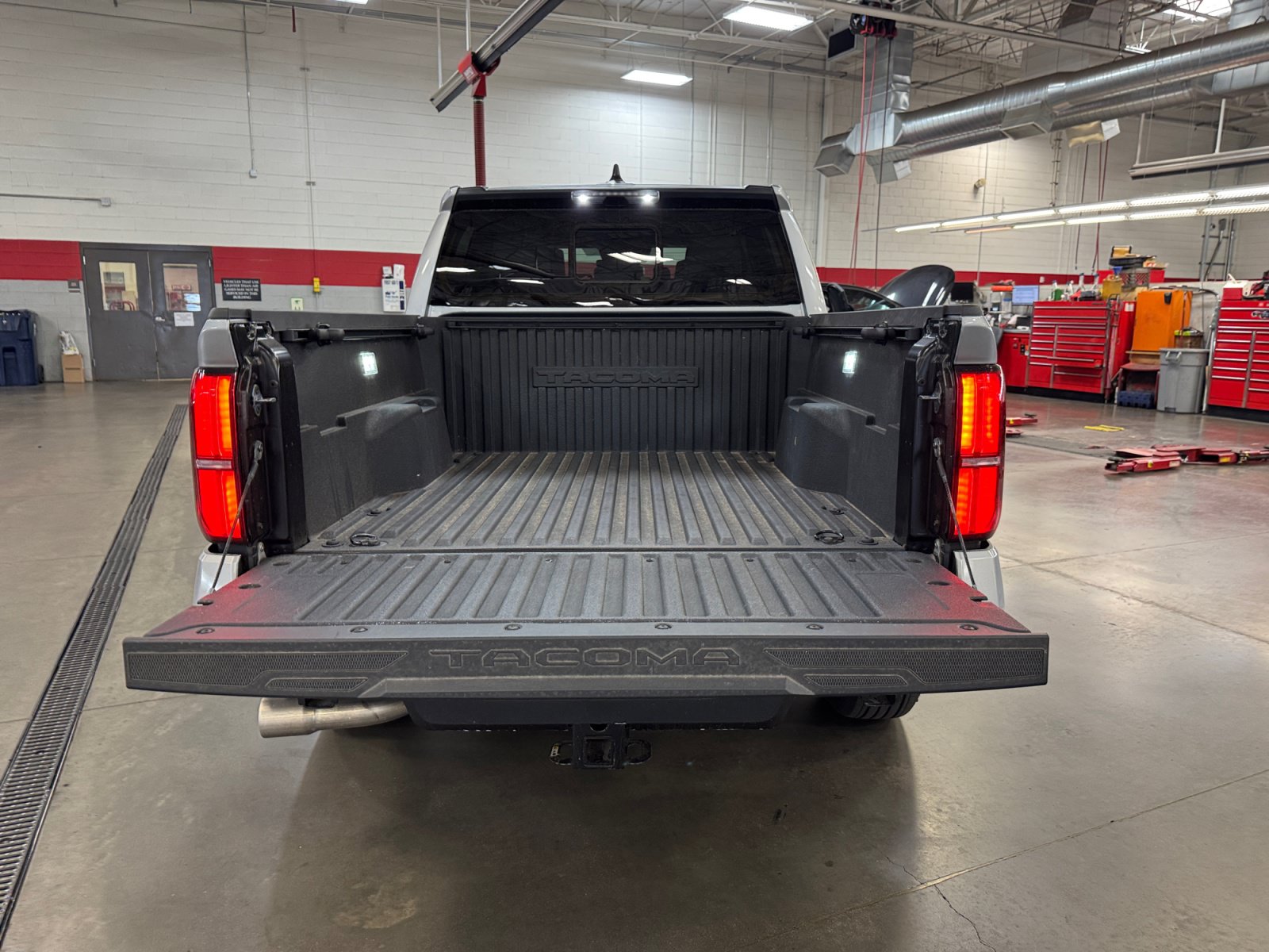 Certified 2025 Toyota Tacoma SR5 AWD/4WD image 32
