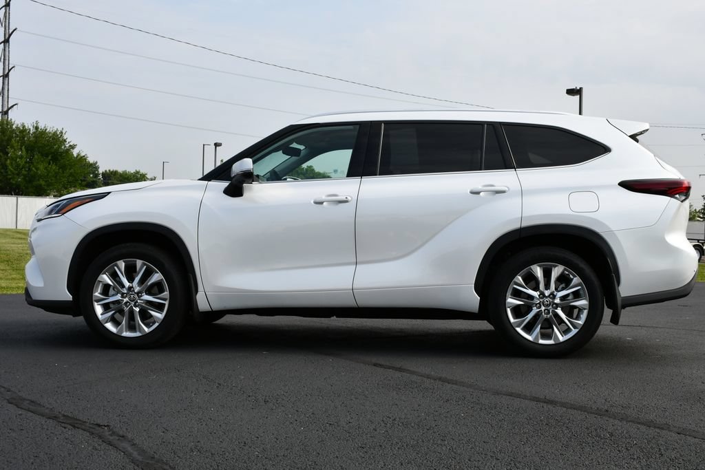 Used 2024 Toyota Highlander Limited FWD image 4