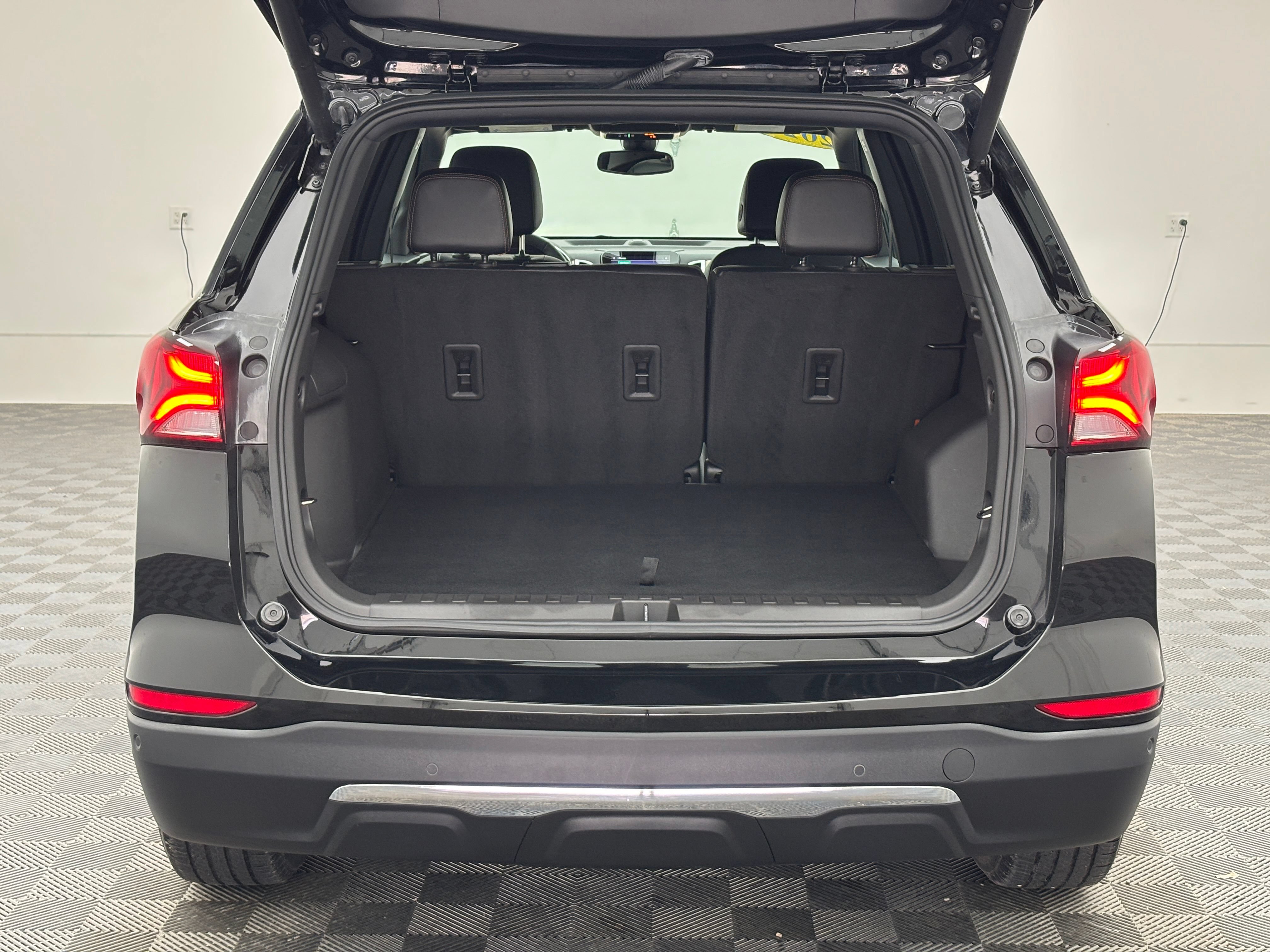 Used 2024 Chevrolet Equinox Premier AWD/4WD image 9