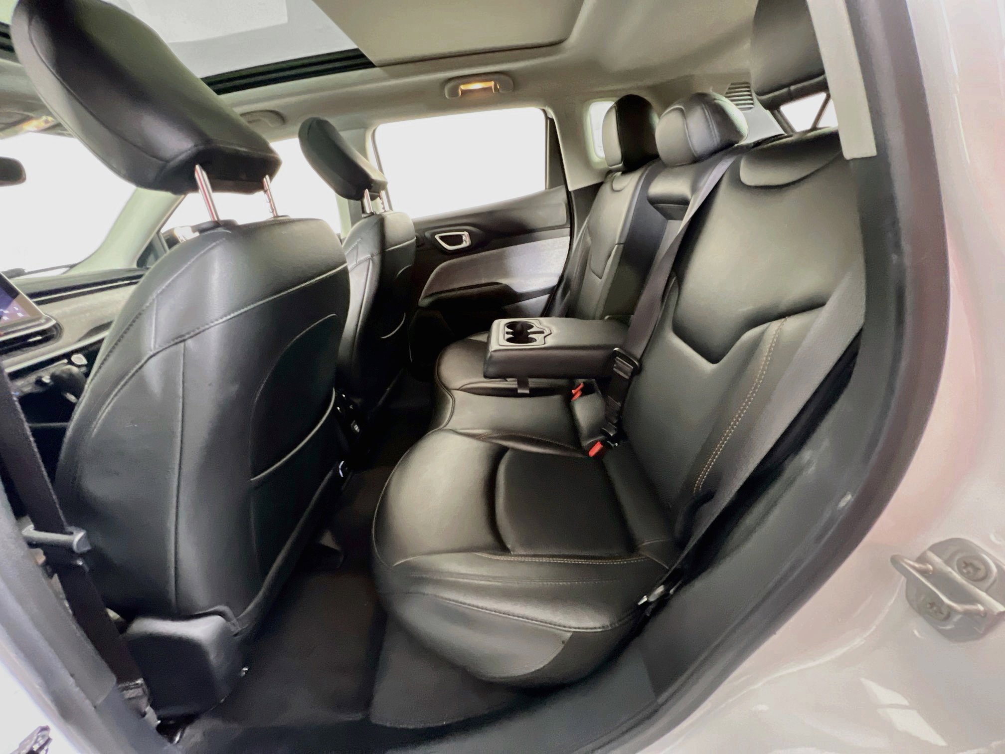 Used 2022 Jeep Compass Latitude w/ Sun and Sound Group AWD/4WD image 24