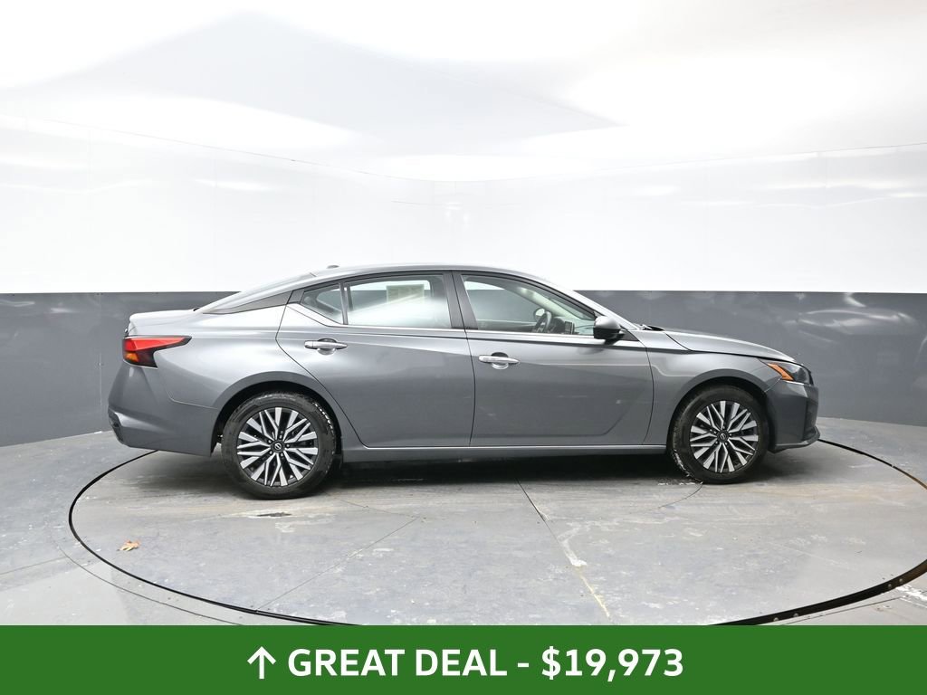 Used 2024 Nissan Altima 2.5 SV image 2