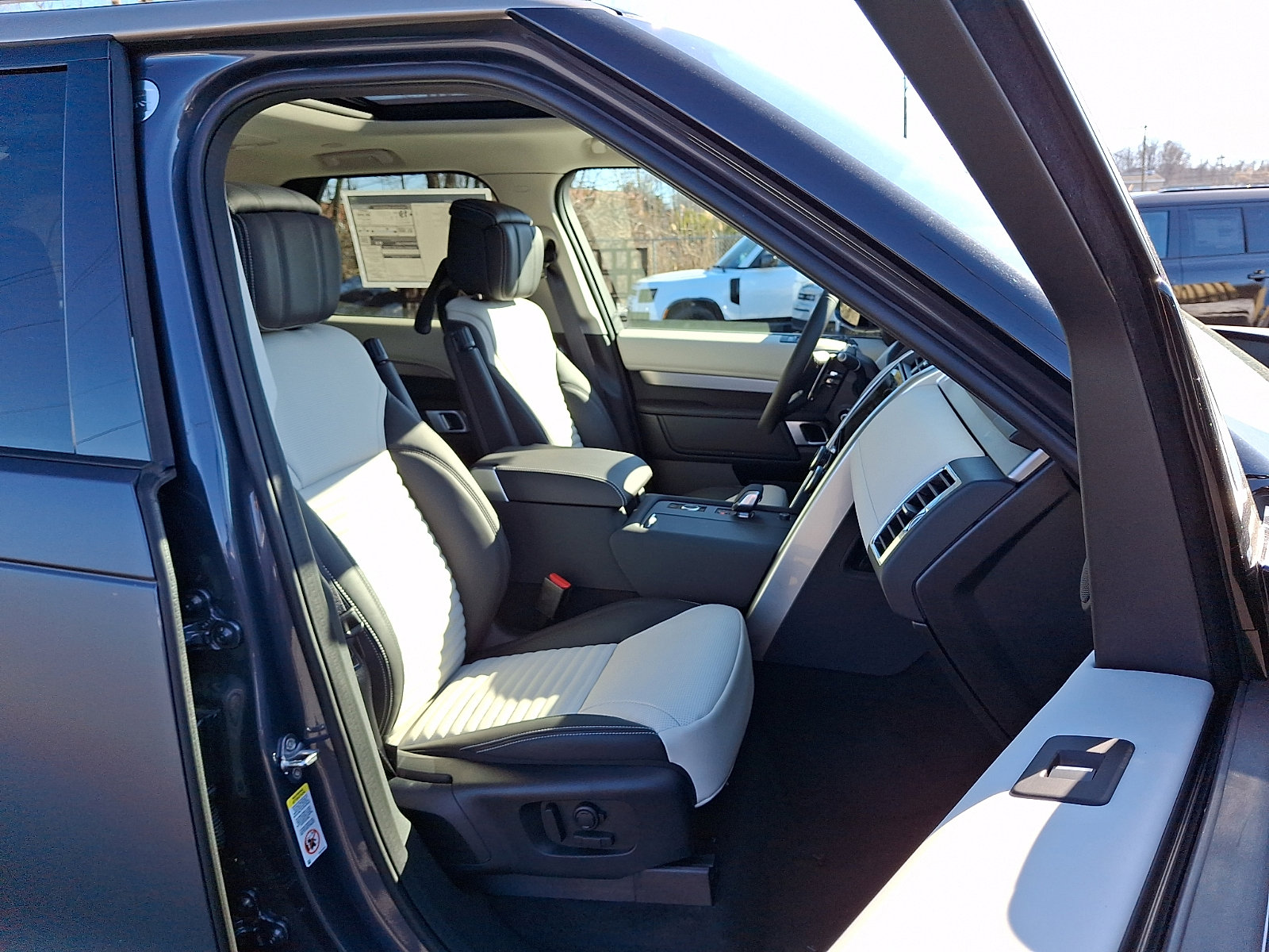 New 2026 Land Rover Discovery Limited Edition AWD/4WD image 3