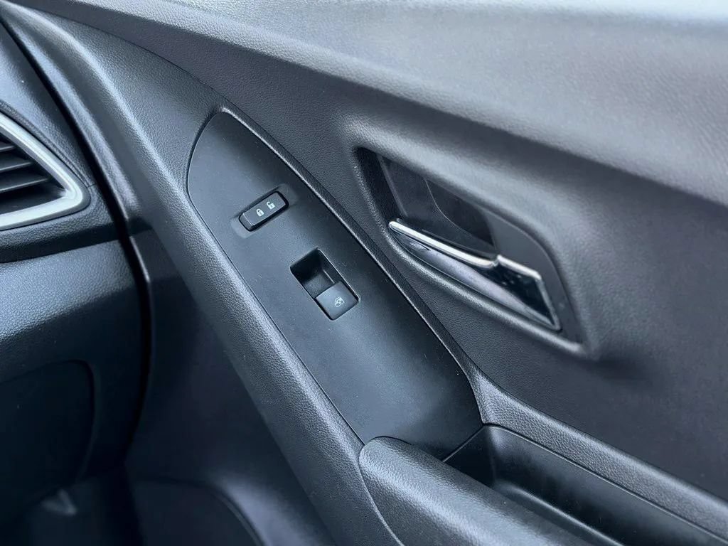 Used 2020 Chevrolet Trax LS FWD image 13