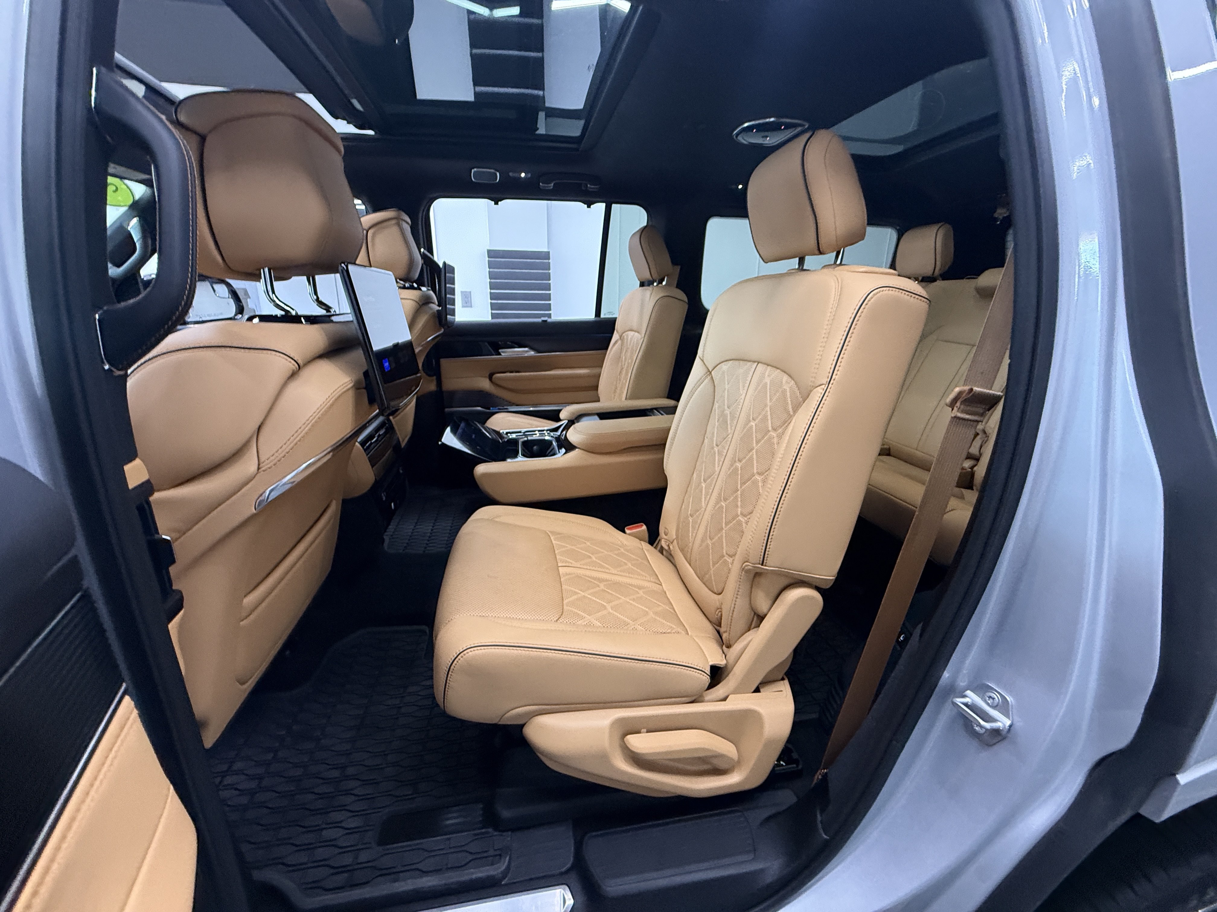 Used 2024 Jeep Grand Wagoneer Series III w/ Rear-Seat Entertainment Group AWD/4WD image 27