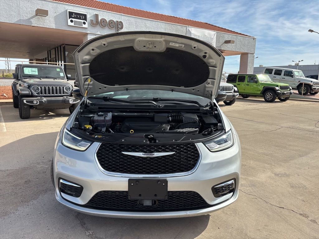 Used 2024 Chrysler Pacifica Touring-L FWD image 54