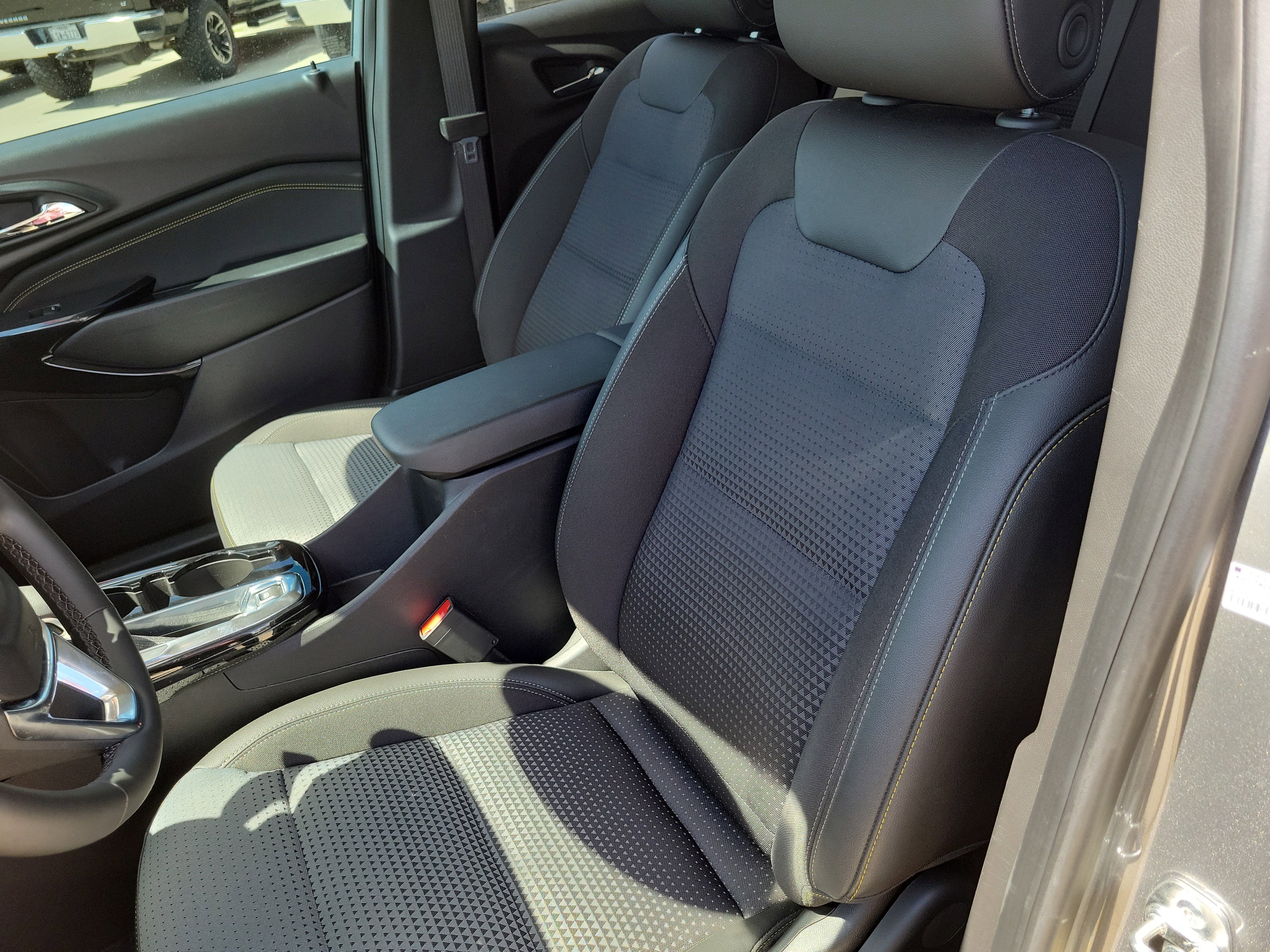 Used 2025 Chevrolet Trax LT w/ Driver Confidence Package image 15