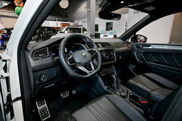Used 2024 Volkswagen Tiguan SE R-Line image 13