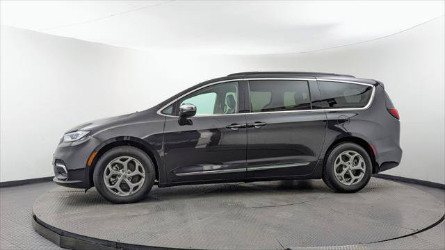 Used 2023 Chrysler Pacifica Limited FWD image 3