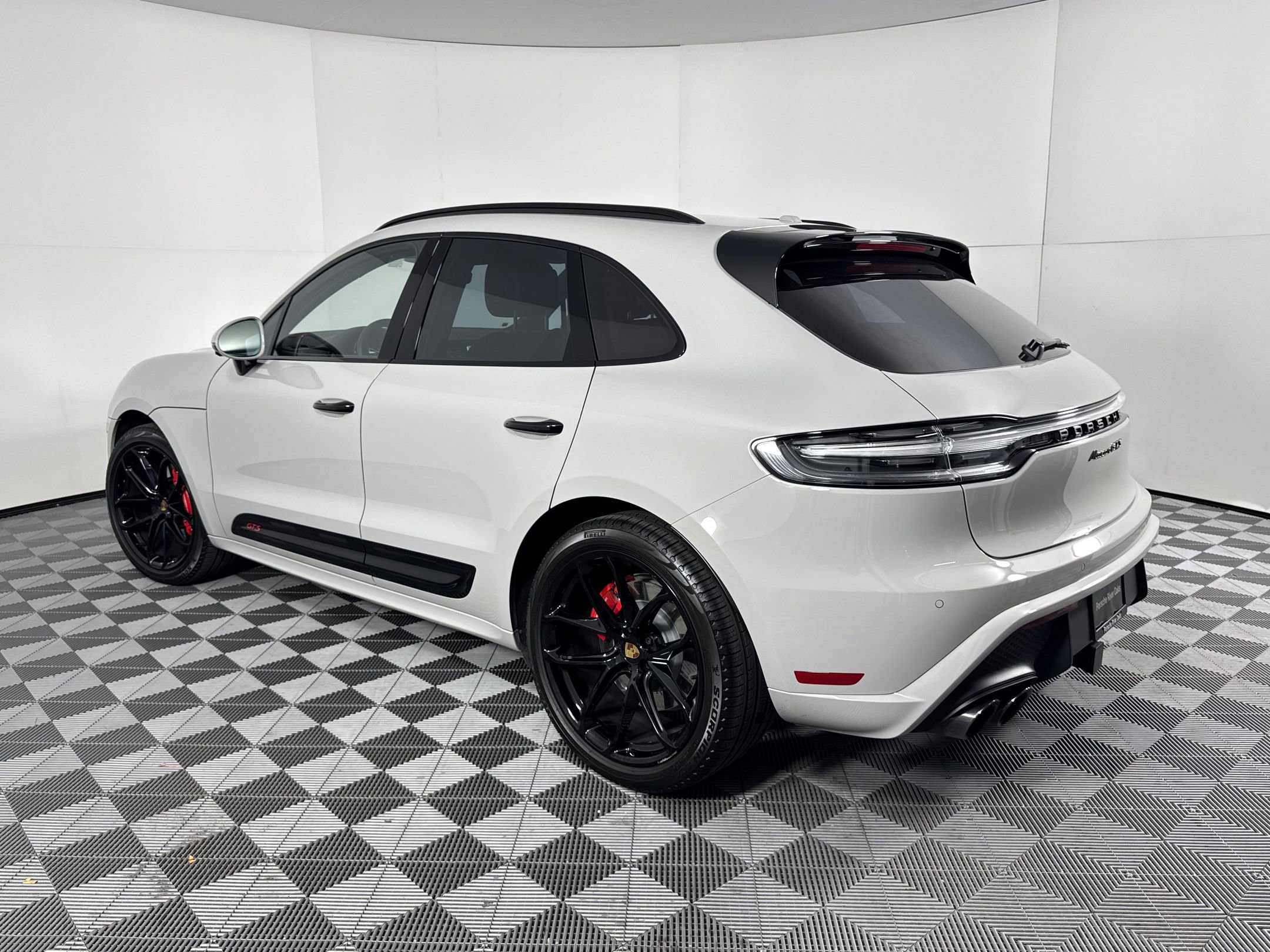 Certified 2025 Porsche Macan GTS image 3