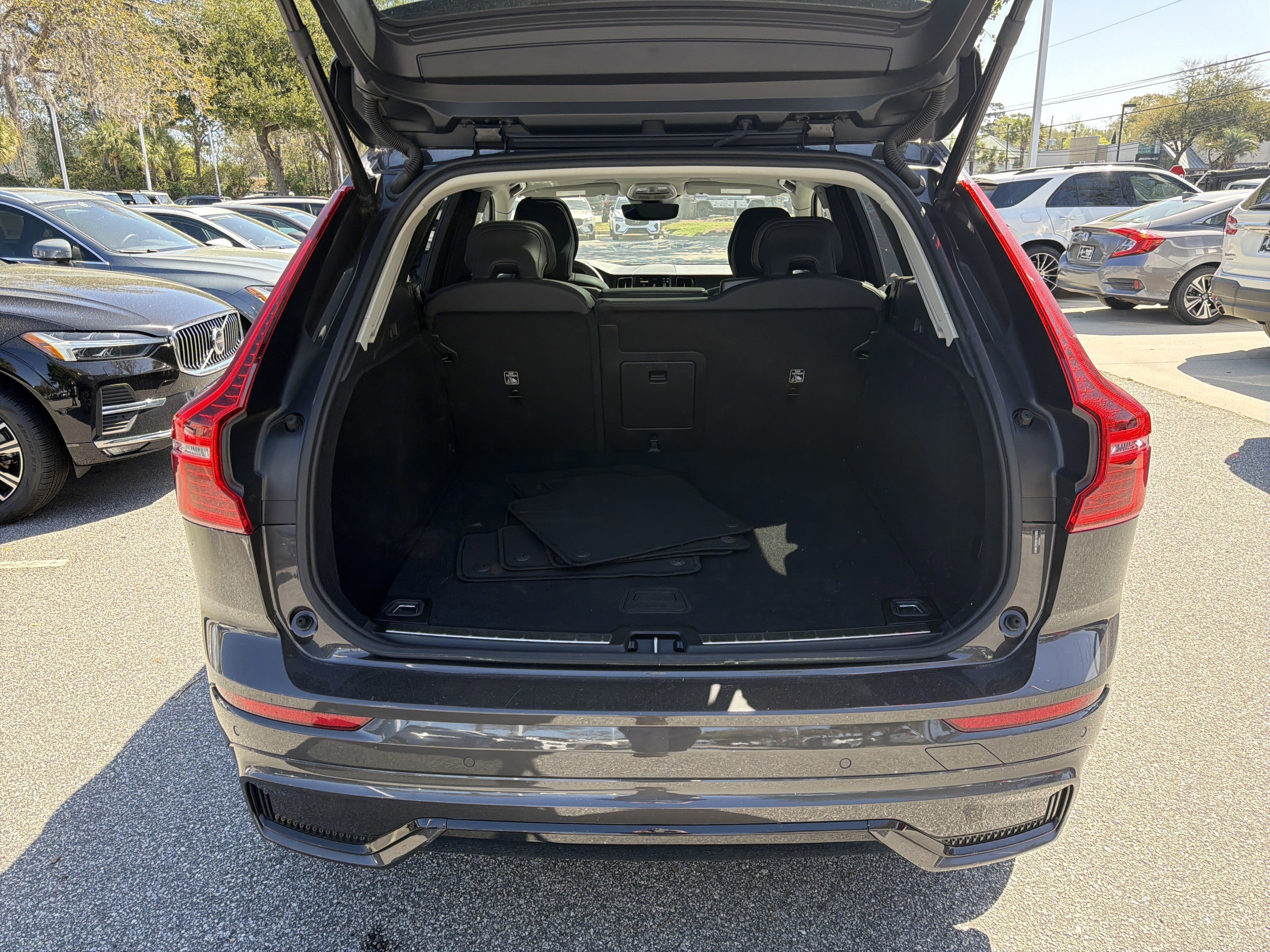 Certified 2025 Volvo XC60 B5 Plus image 34