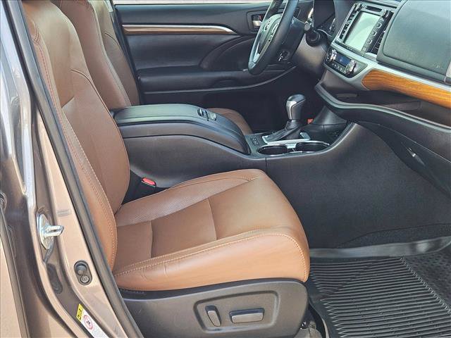 Used 2017 Toyota Highlander Limited Platinum AWD/4WD image 24