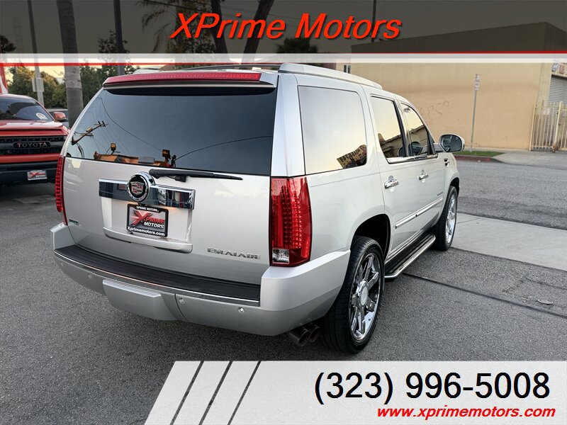 Used 2011 Cadillac Escalade Luxury AWD/4WD image 6