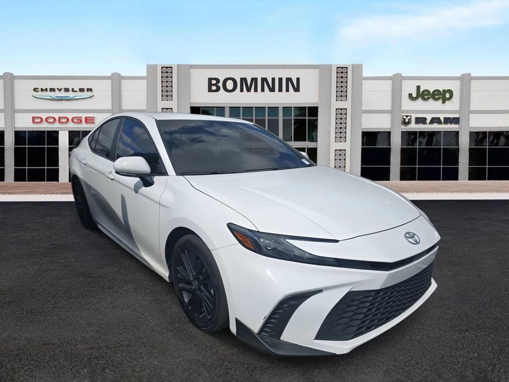 Used 2025 Toyota Camry SE w/ Convenience Package image 2