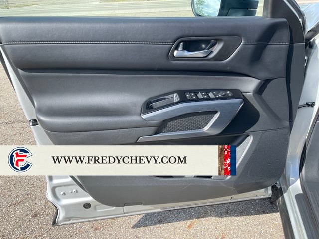 Used 2025 Nissan Pathfinder SL AWD/4WD image 10