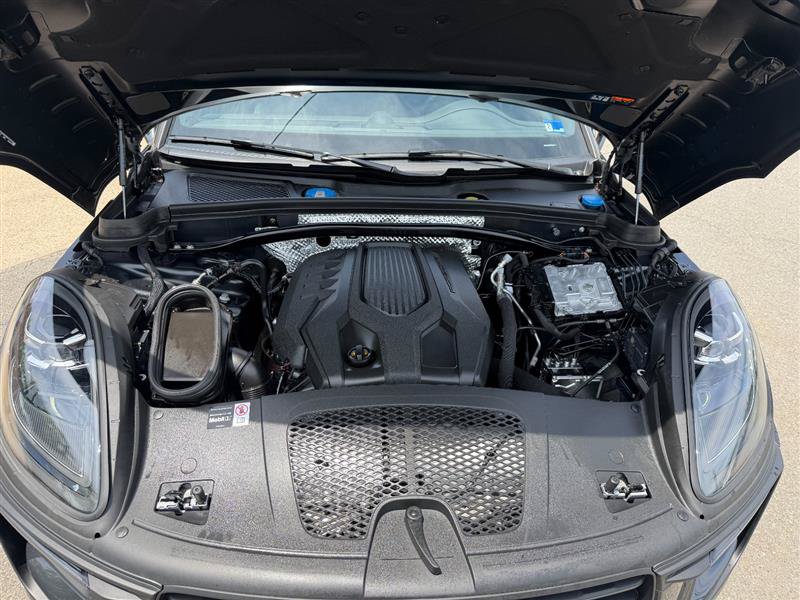 Used 2025 Porsche Macan Turbo AWD/4WD image 31