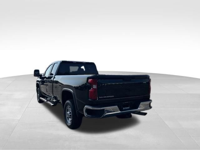 Used 2024 Chevrolet Silverado 2500 W/T AWD/4WD image 3