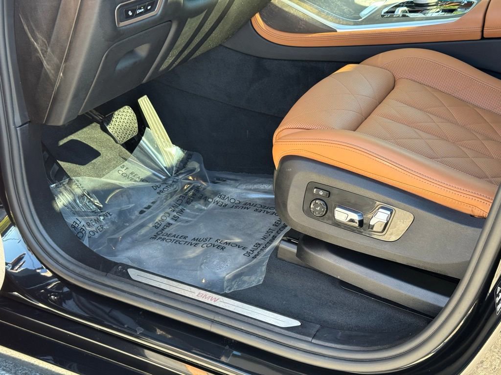 Used 2024 BMW X7 xDrive40i w/ Parking Assistance Package image 30