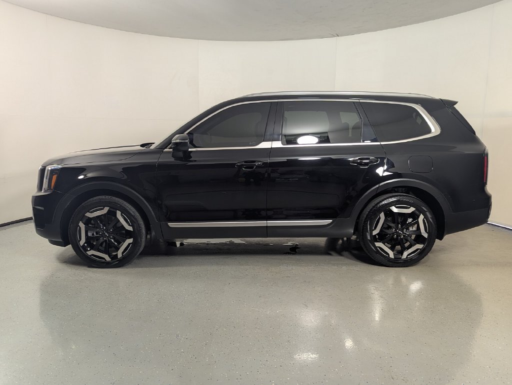 Used 2024 Kia Telluride EX w/ EX Captain's Chair Package FWD image 4