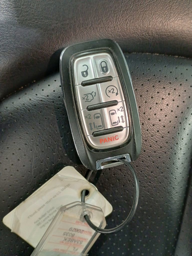 Used 2023 Chrysler Pacifica Touring-L image 27