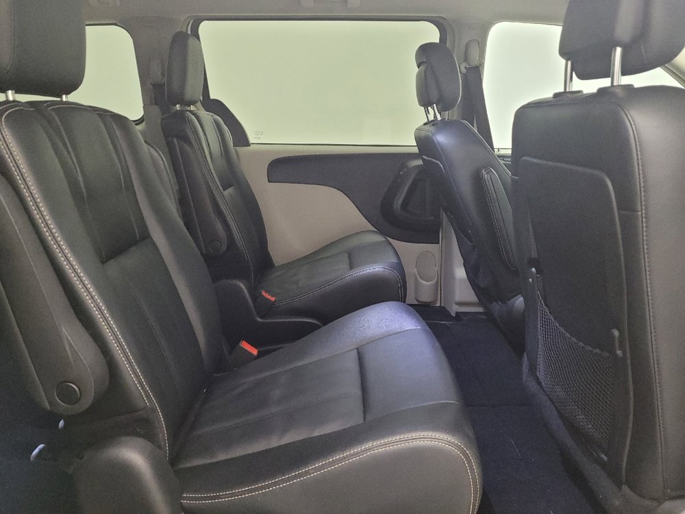 Used 2016 Chrysler Town & Country Touring FWD image 19