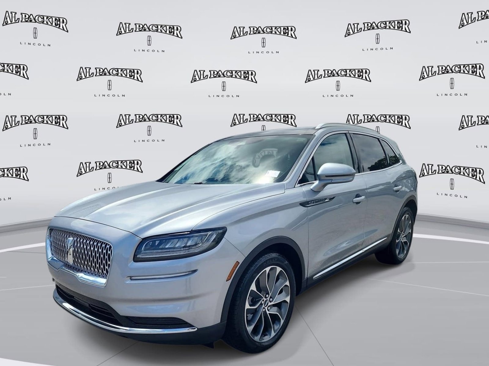Used 2022 Lincoln Nautilus Reserve image 1