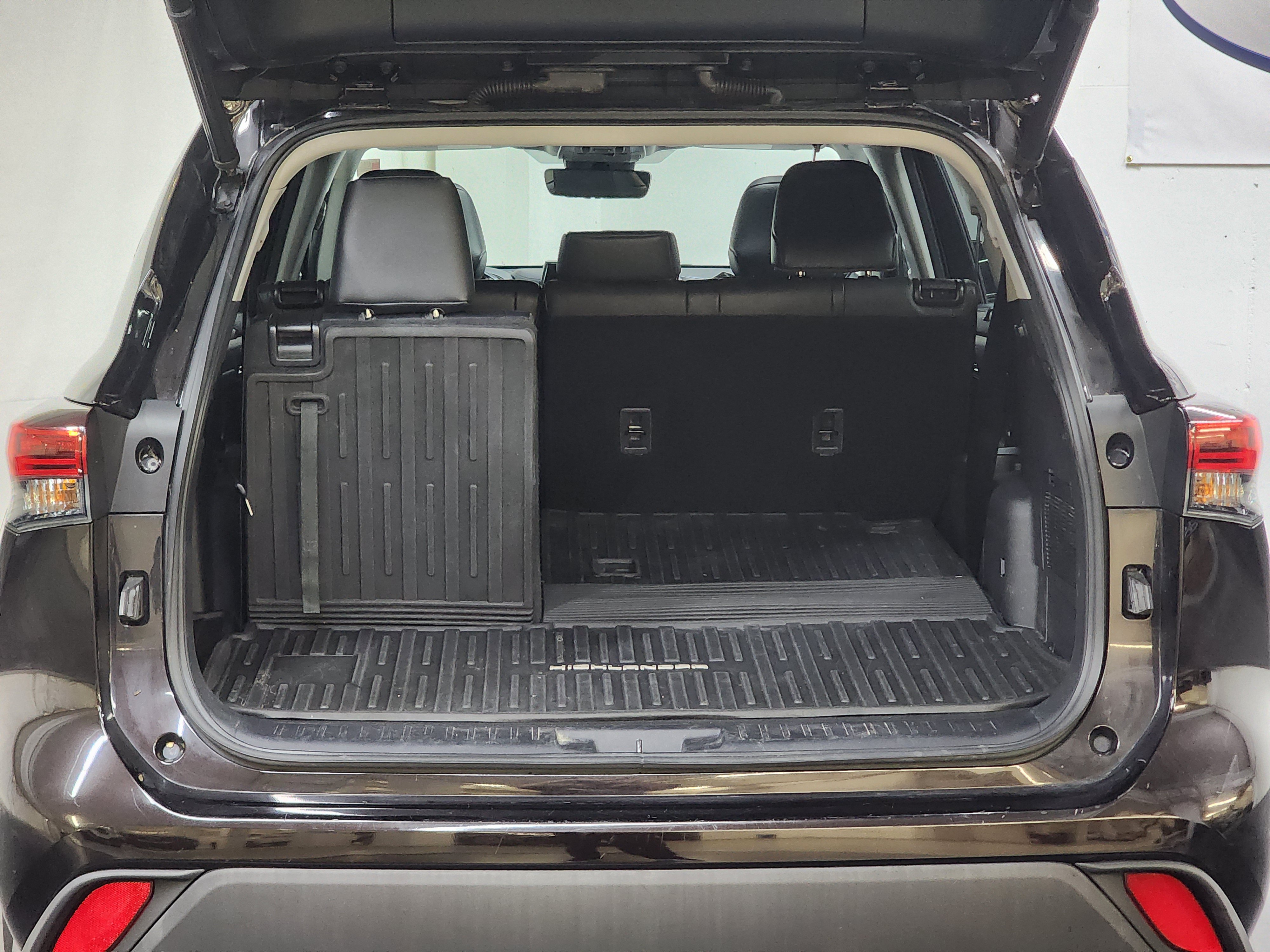 Used 2020 Toyota Highlander XLE AWD/4WD image 8