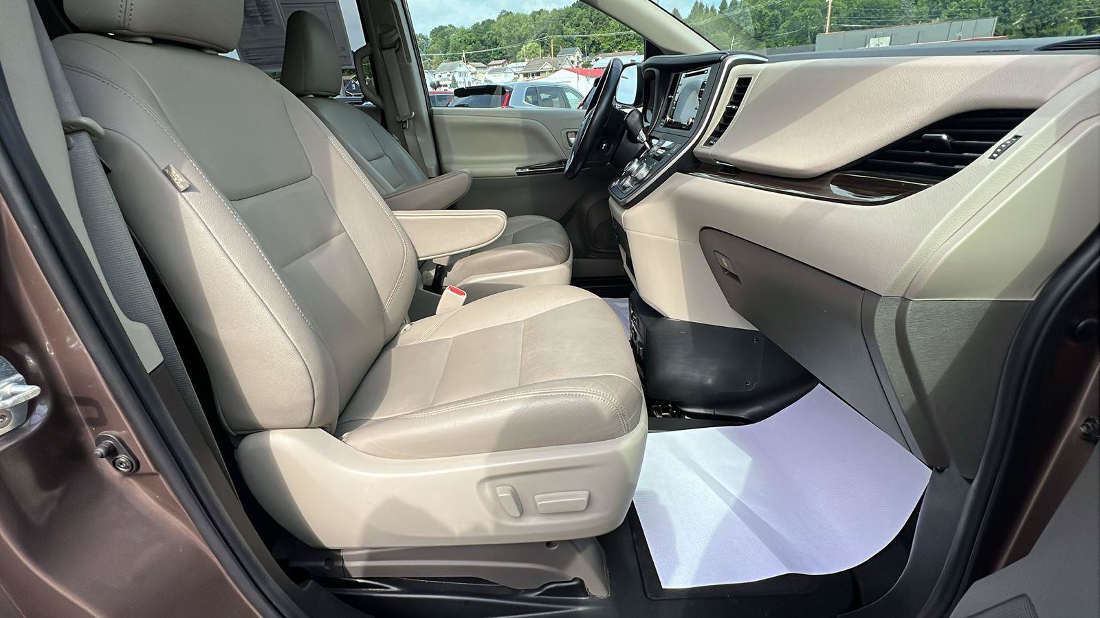 Used 2020 Toyota Sienna XLE w/ XLE Navigation Package FWD image 14