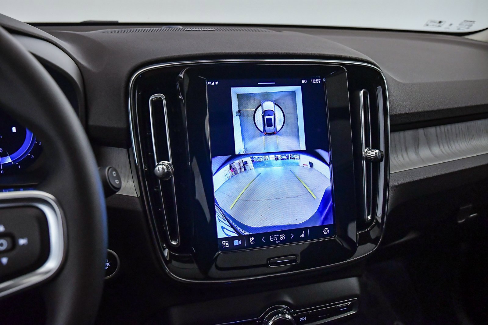 Used 2025 Volvo XC40 B5 Ultra w/ Climate Package image 27