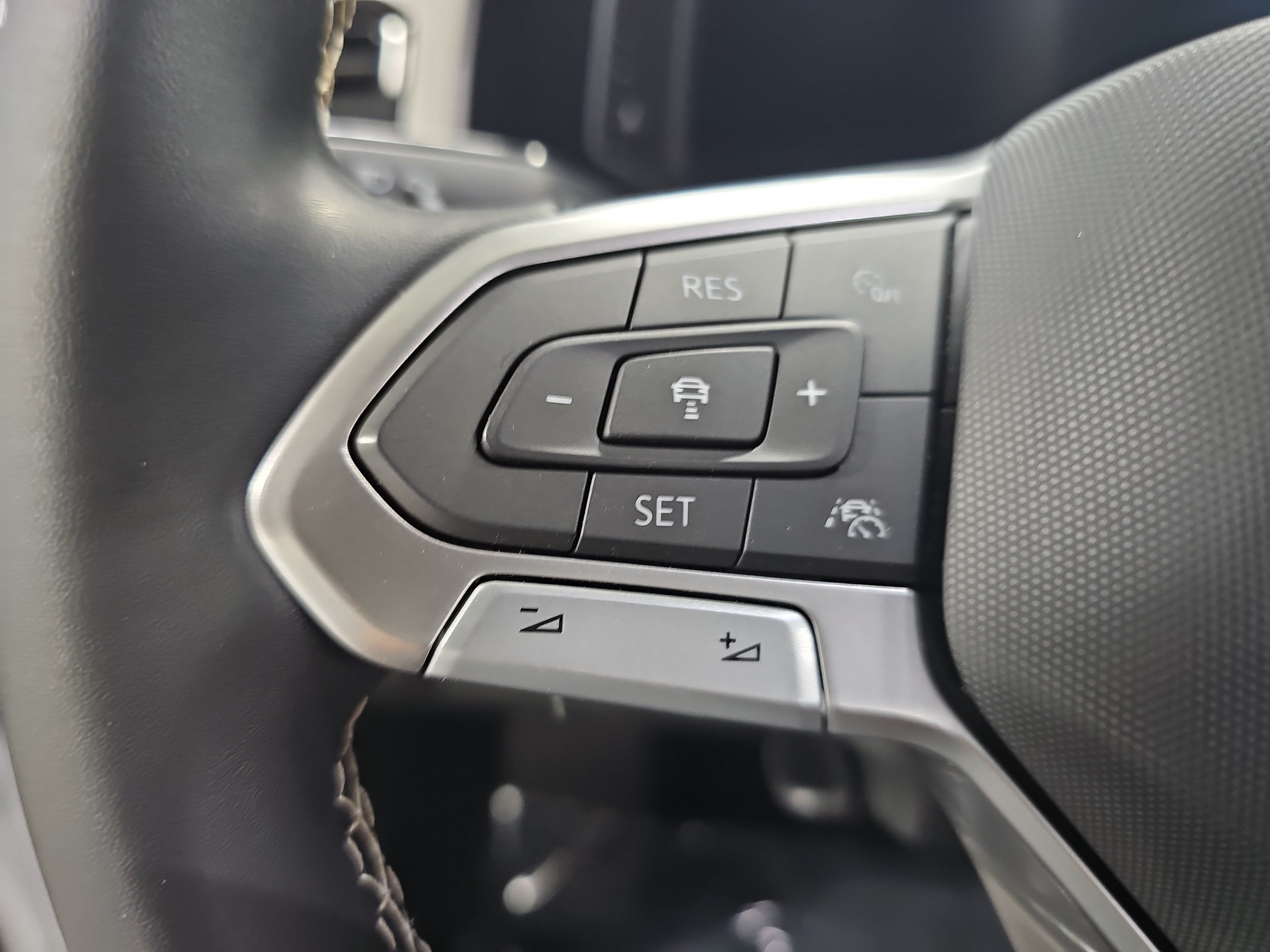 Used 2023 Volkswagen Atlas Cross Sport SEL AWD/4WD image 17