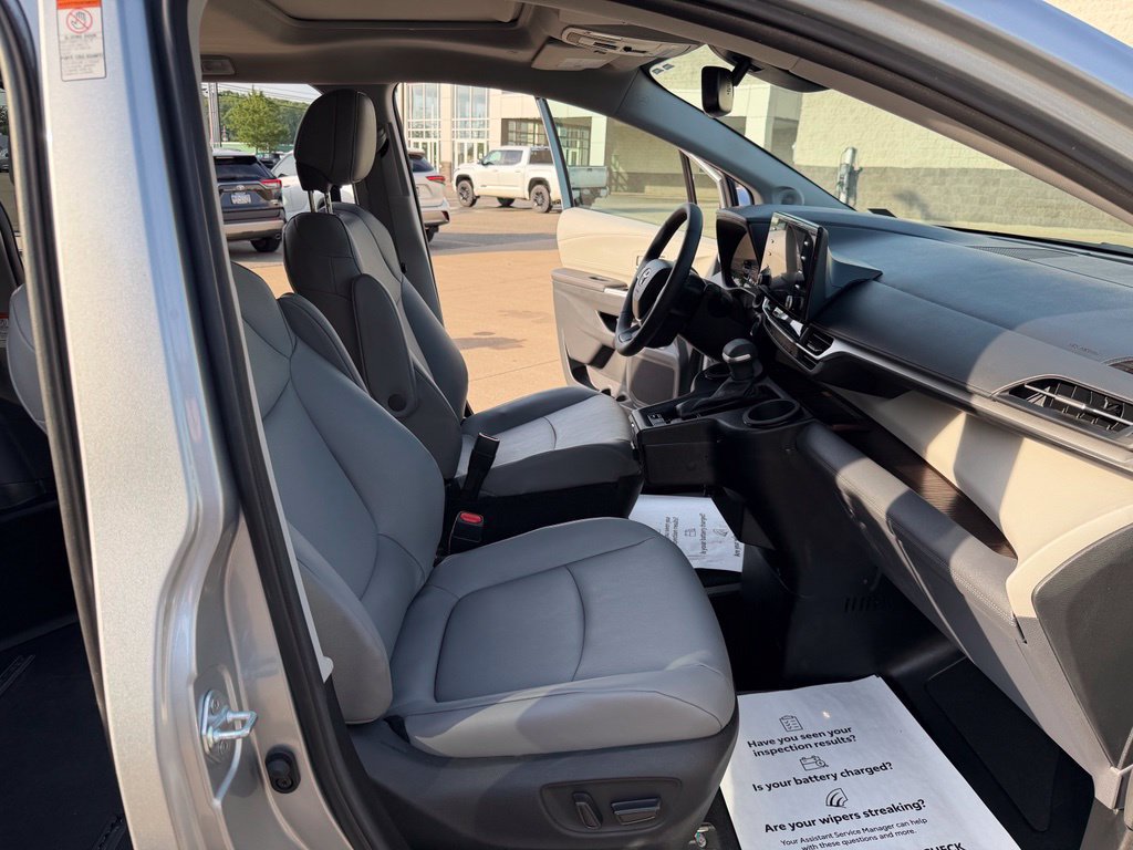Used 2023 Toyota Sienna XLE w/ XLE Plus Package FWD image 32