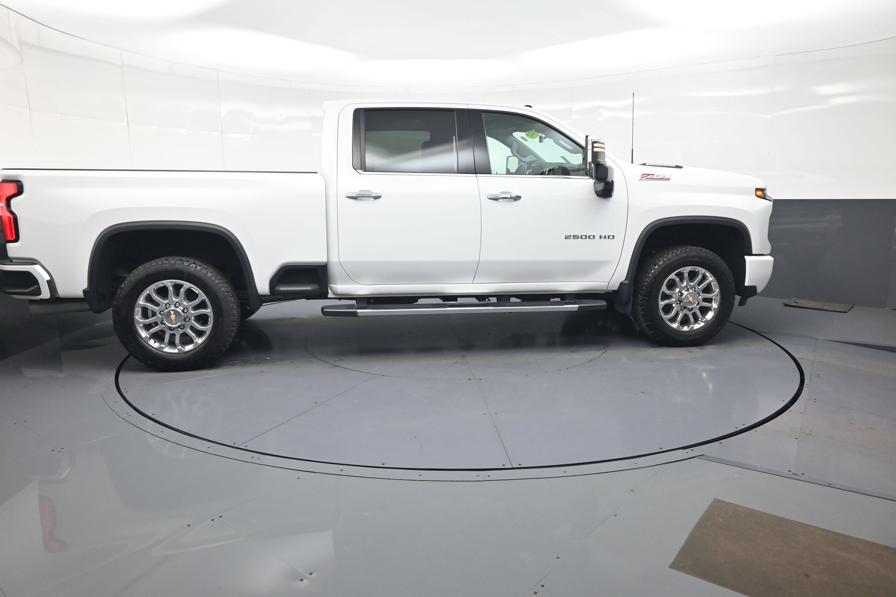 Used 2024 Chevrolet Silverado 2500 LTZ w/ LTZ Plus Package AWD/4WD image 2