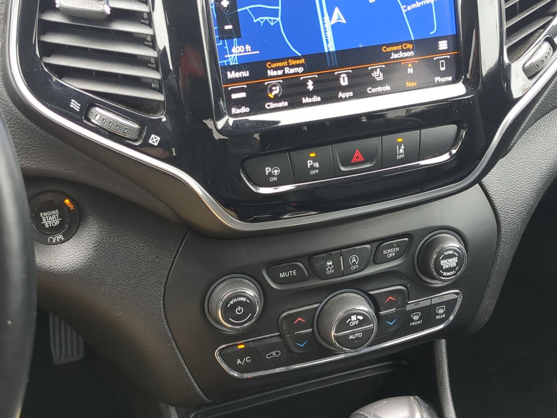 Used 2019 Jeep Cherokee Limited w/ Technology Group image 18