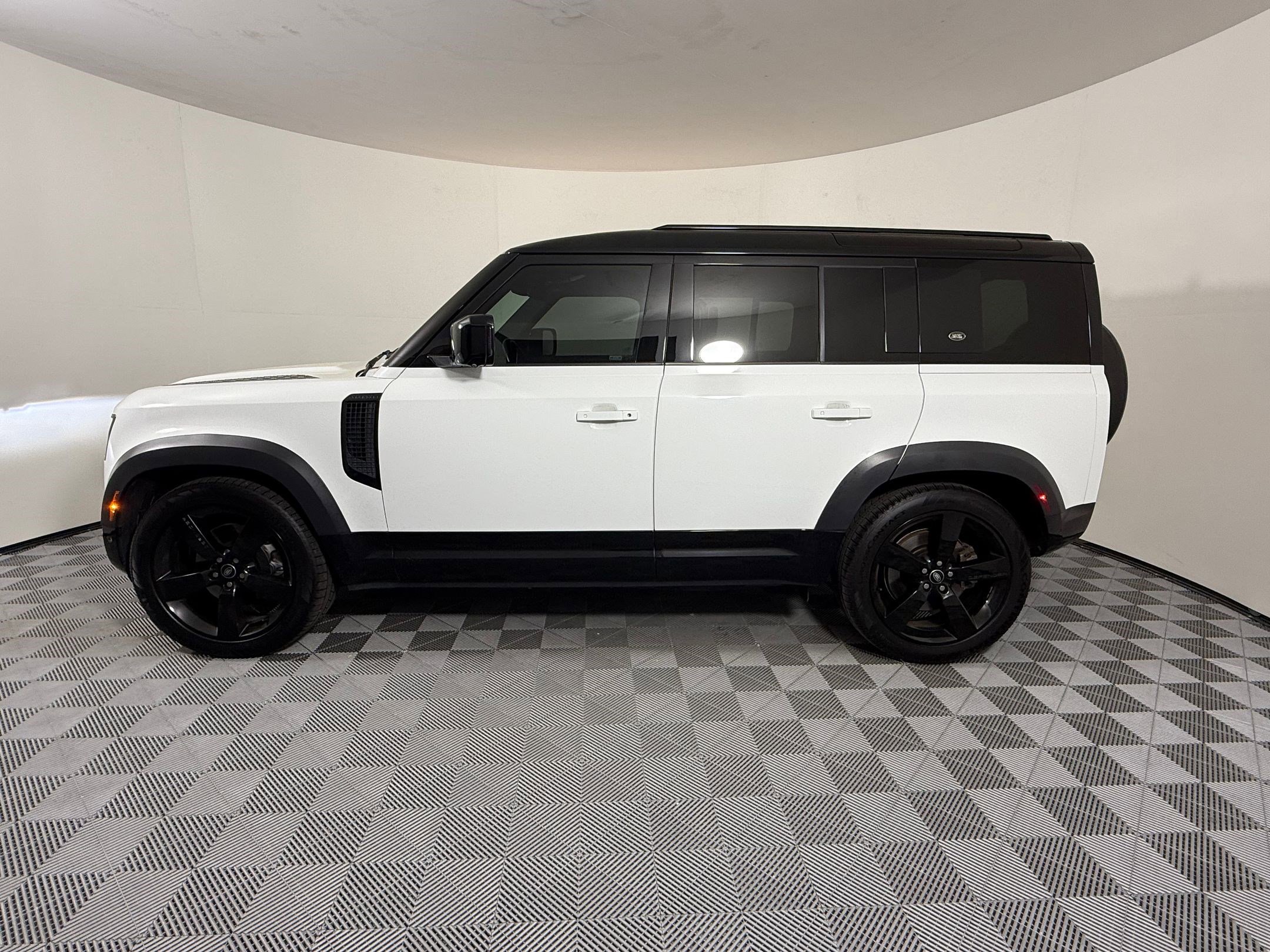 Used 2023 Land Rover Defender 110 X-Dynamic SE image 2