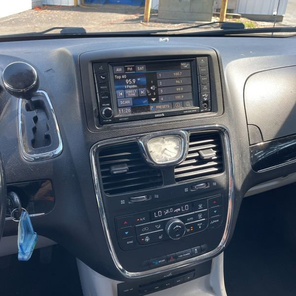 Used 2015 Chrysler Town & Country Limited image 20