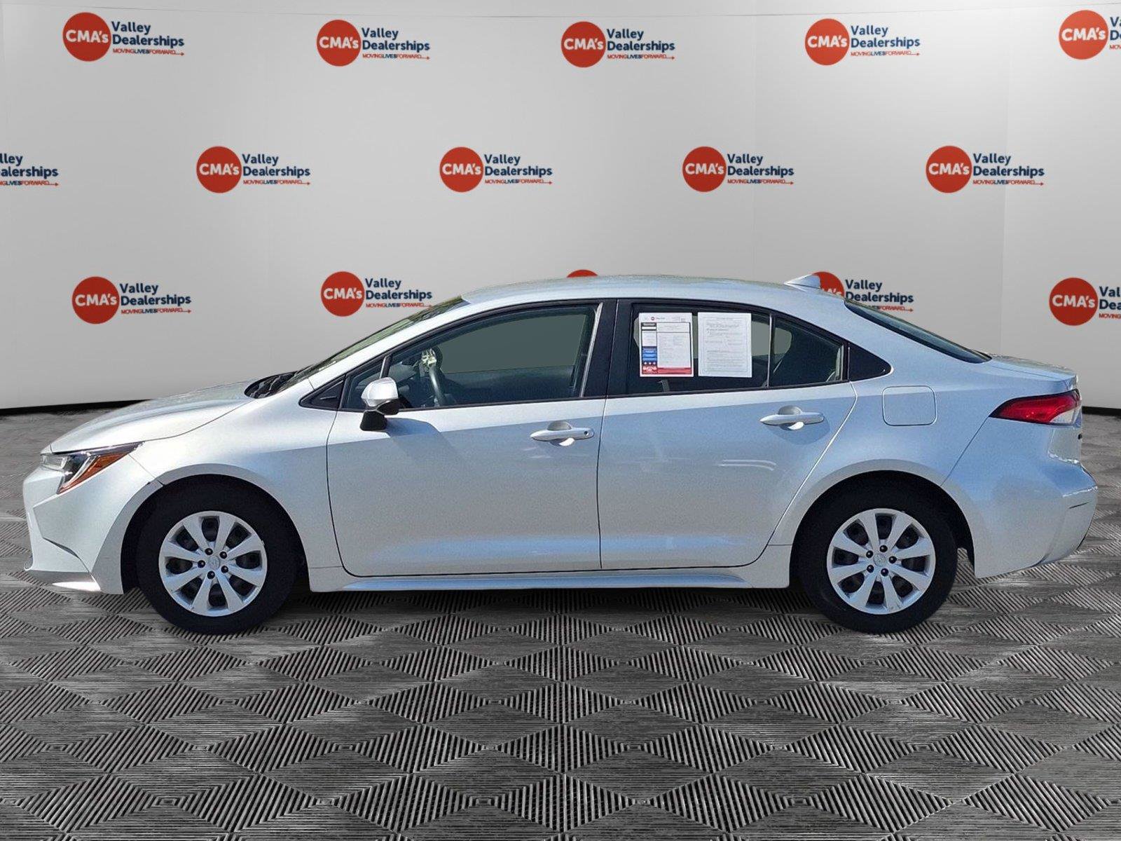 Used 2022 Toyota Corolla LE FWD image 2