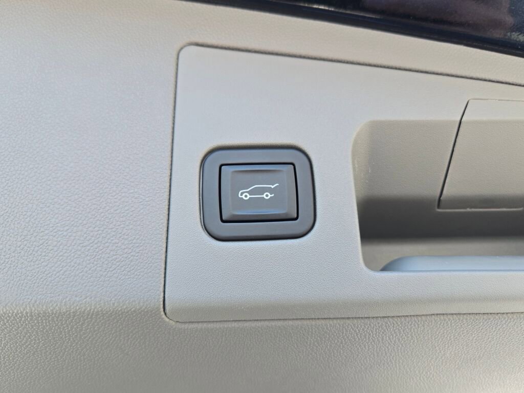 Used 2025 Cadillac XT5 Premium Luxury w/ LPO, Floor Liner Package AWD/4WD image 23