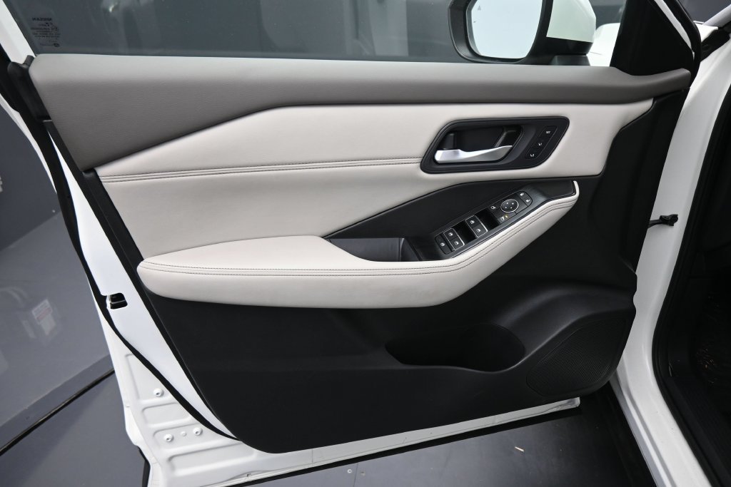 Used 2023 Nissan Rogue SL FWD image 2