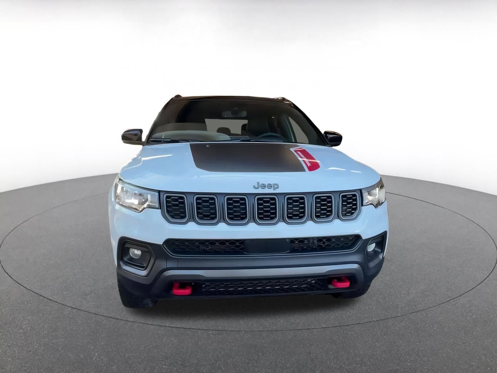 Used 2025 Jeep Compass Trailhawk image 4
