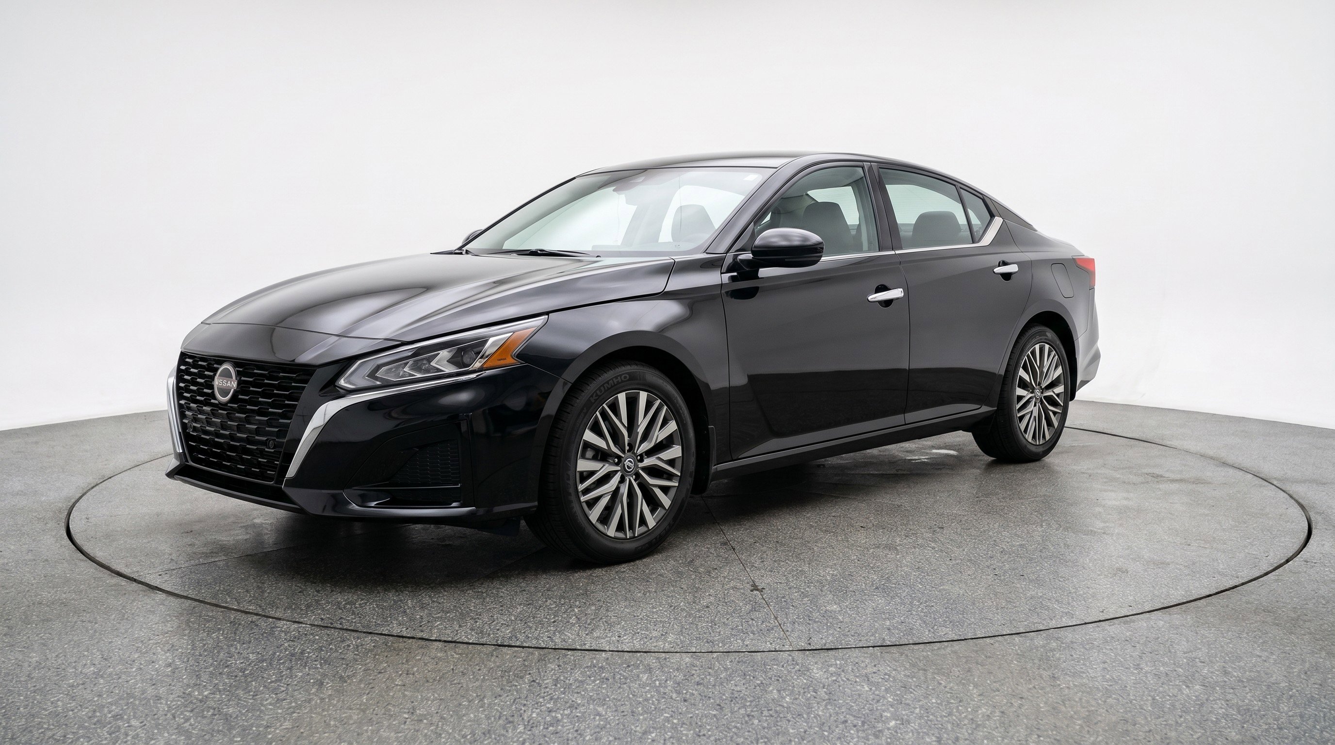 Used 2025 Nissan Altima 2.5 SV FWD image 3