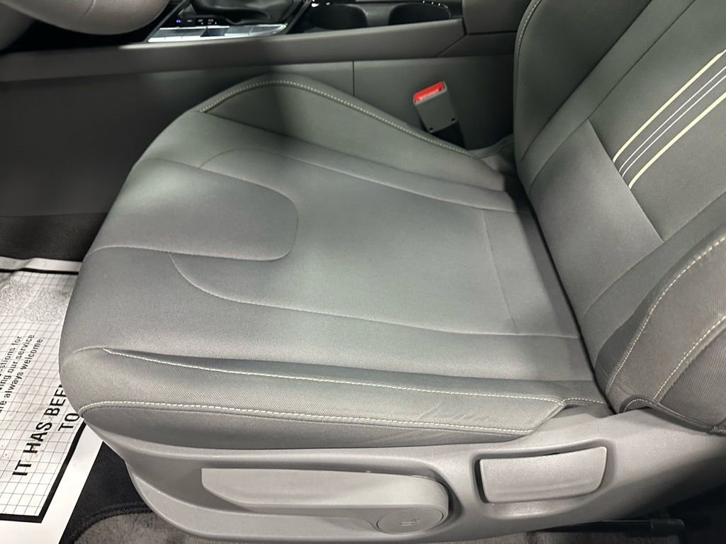 Used 2025 Hyundai Elantra SEL image 13