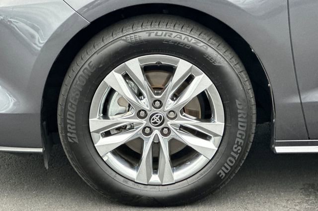 Used 2025 Toyota Sienna XLE image 32