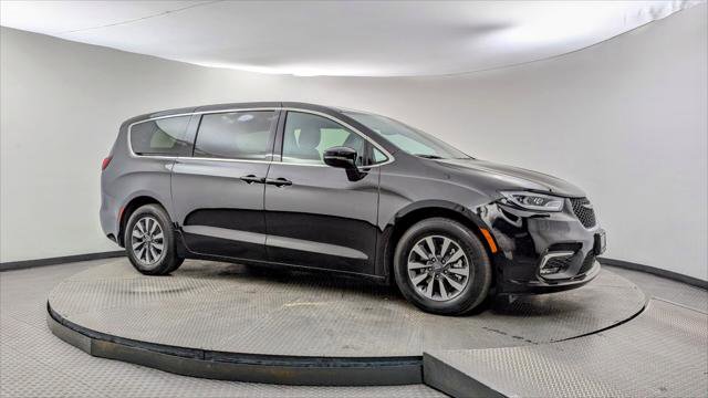 Used 2025 Chrysler Pacifica Select image 11