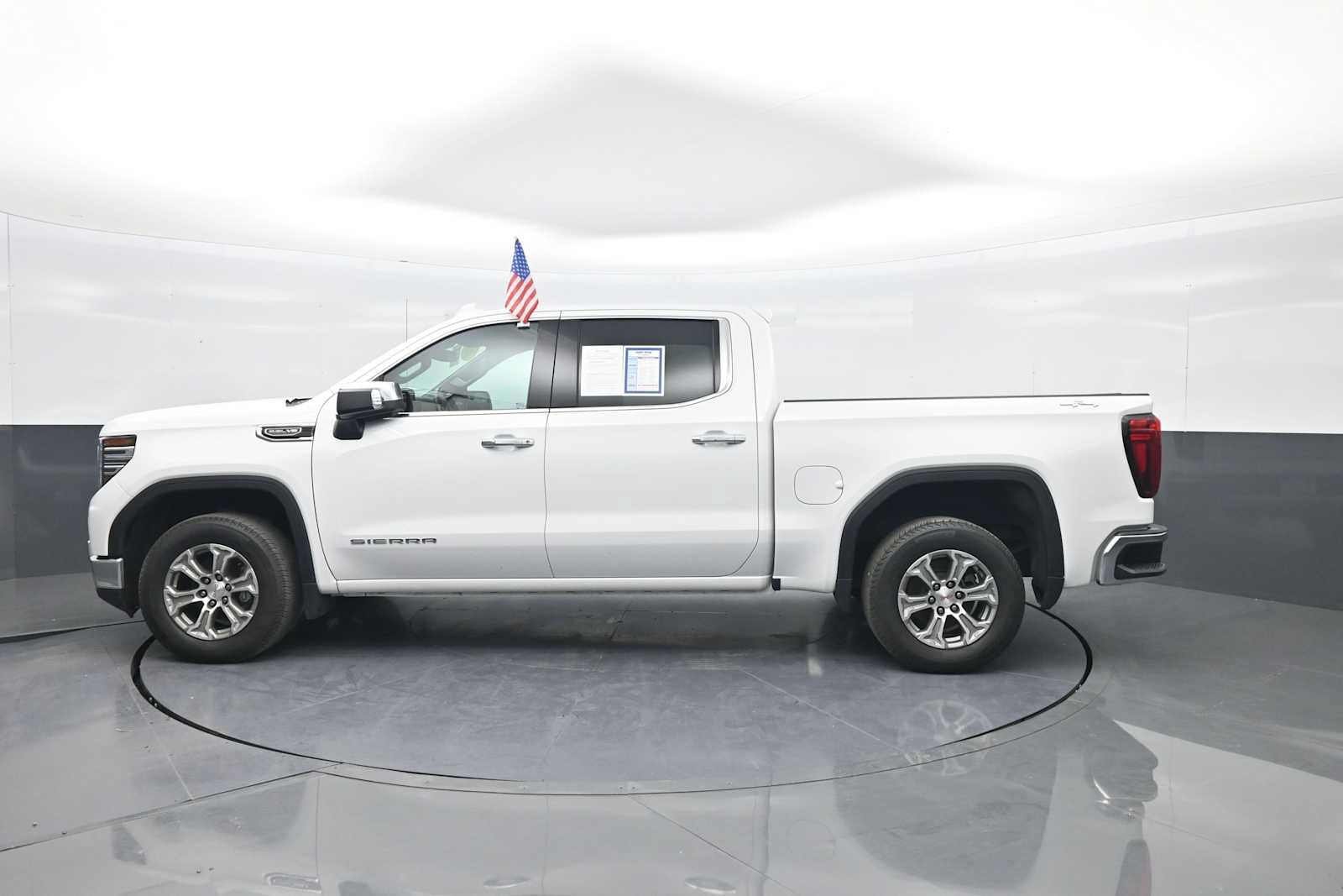 Used 2024 GMC Sierra 1500 SLT AWD/4WD image 5