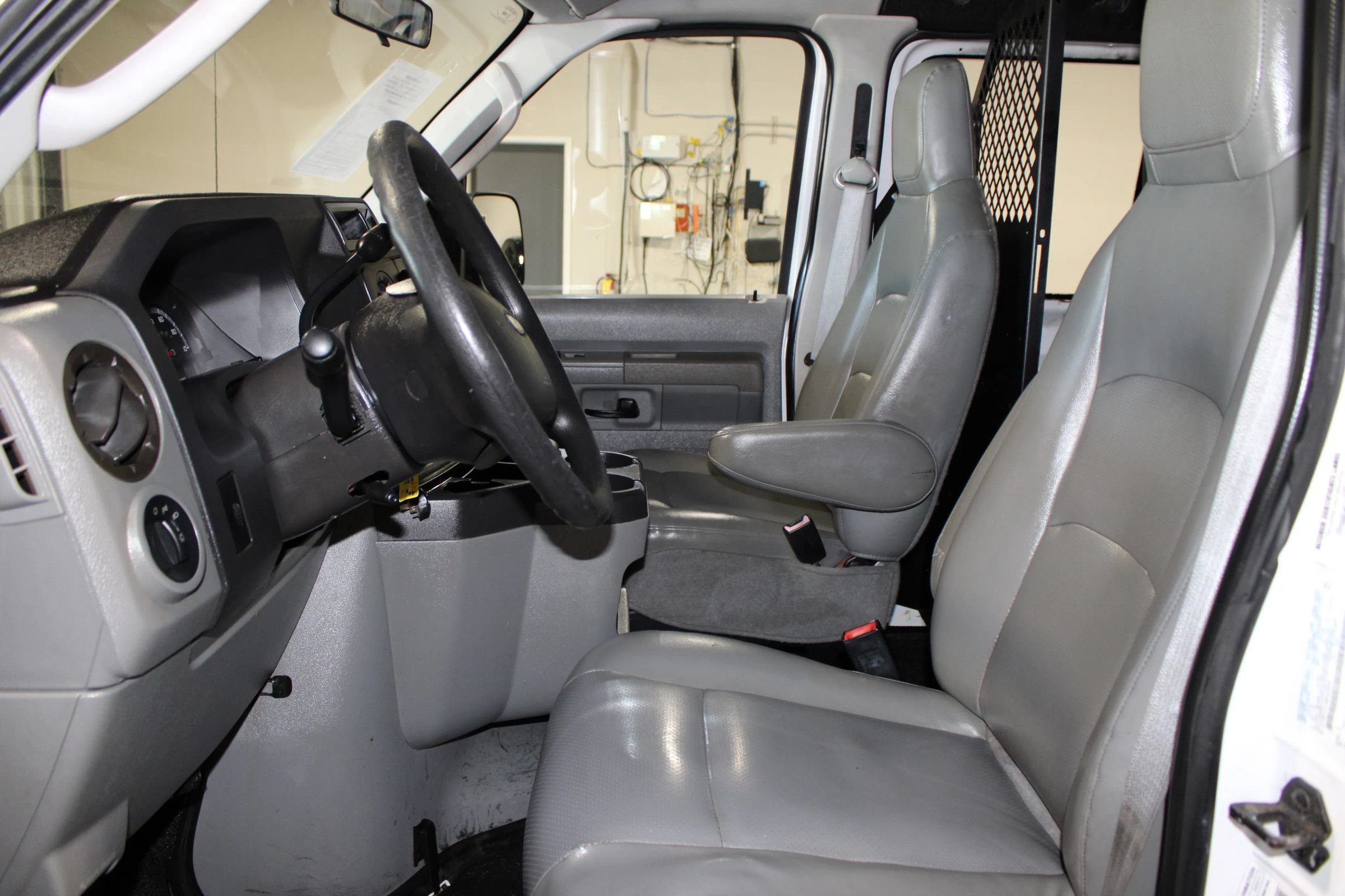 Used 2009 Ford E-350 and Econoline 350 Super Duty RWD image 15