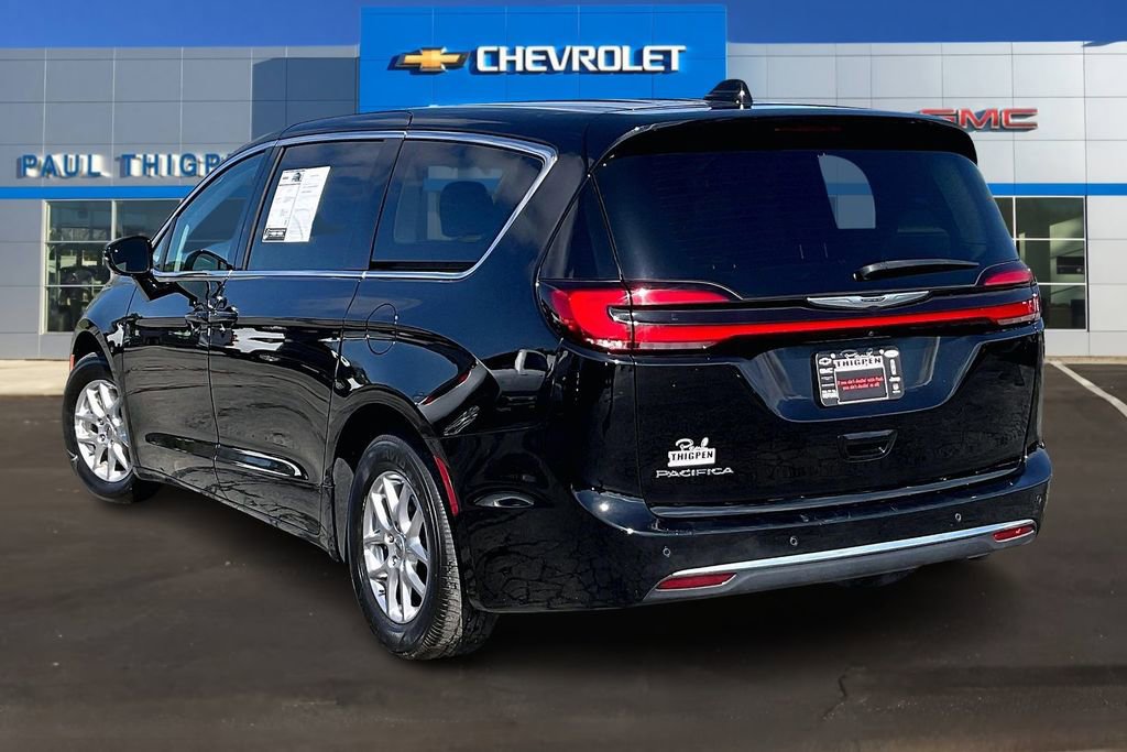 Used 2024 Chrysler Pacifica Touring-L image 4