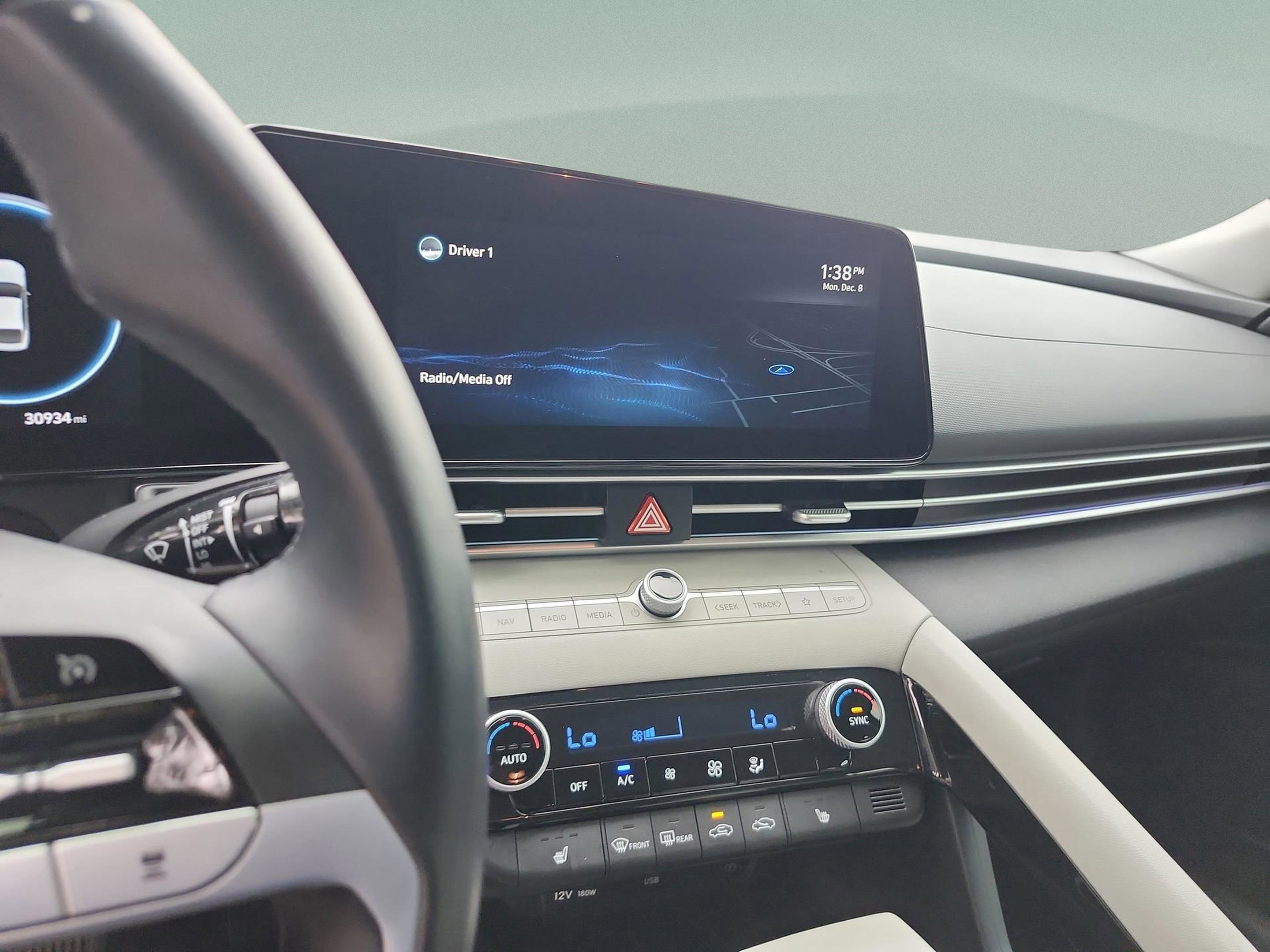 Used 2022 Hyundai Elantra Limited image 11