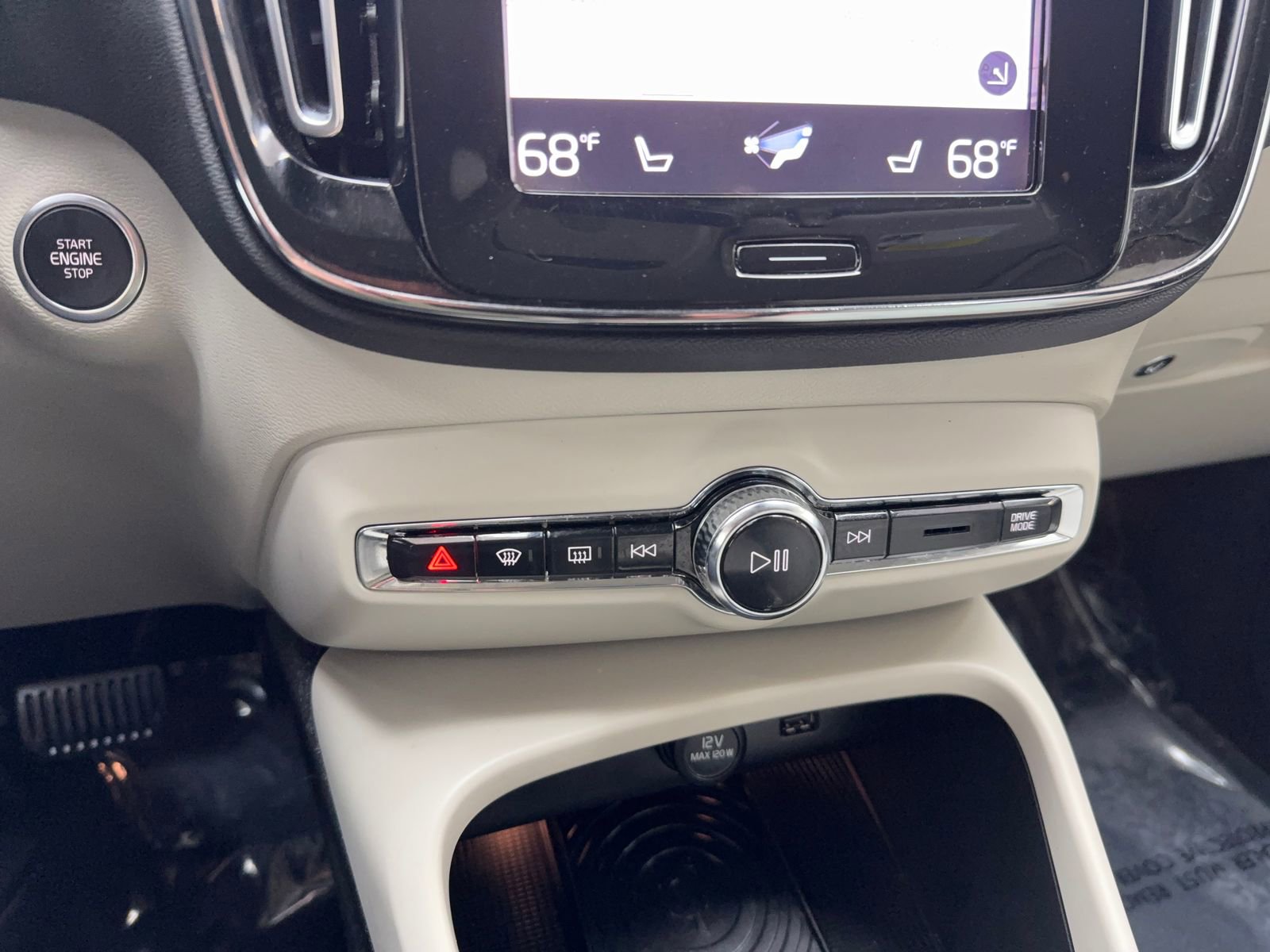 Used 2019 Volvo XC40 T4 Momentum image 30