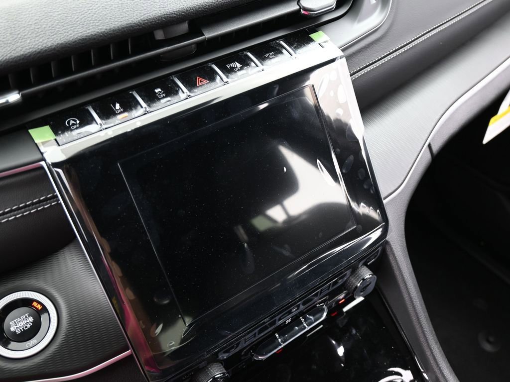 New 2025 Jeep Grand Cherokee Altitude image 21